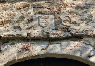 2025 Wasserburg Haus Graven_Wappen über Burgtor