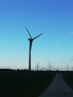 Die beiden 100 Meter hohen Windkraftanlagen in Reusrath