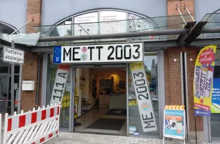 2020 Konrad-Adeneauer-Platz_Verkauf von Kfz-Schildern