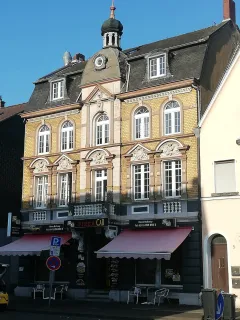 Mit Stuck verziertes Haus auf der Hauptstraße