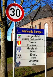 2020 Kirchstraße_Wiescheid_Hinweisschild_Partnerstädte