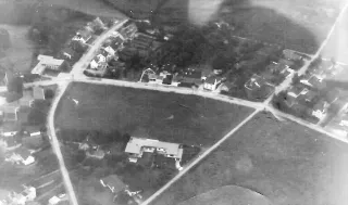 1974 Luftaufnahme Wiescheid_Bereich Grundschule-Verbindungstraße-Parkstraße-Schlieperstraße-Kirschbaum