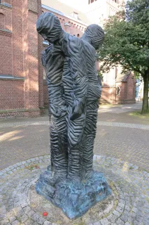 Denkmal neben der Kirche St. Josef
