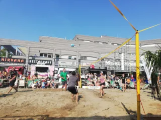 Beachvolleyball vor der Stadtbibliothek
