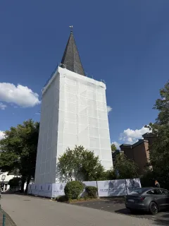 Der Turm von St. Martin mit Gerüst im August 2026